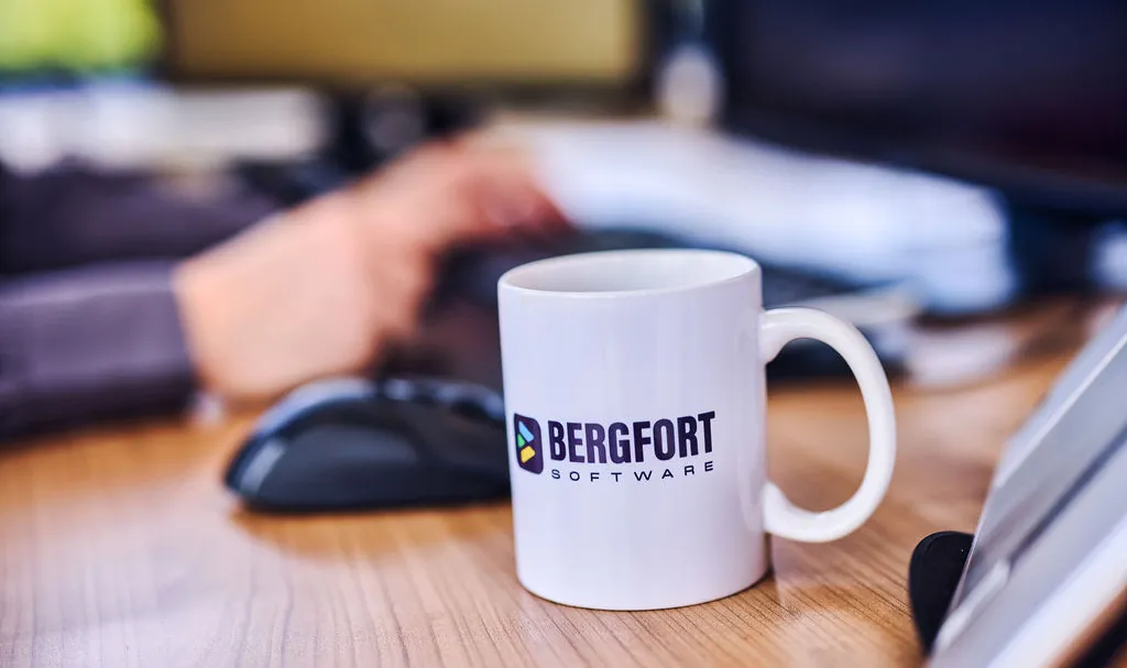 koffiemok op bureau bergfort maatwerk software